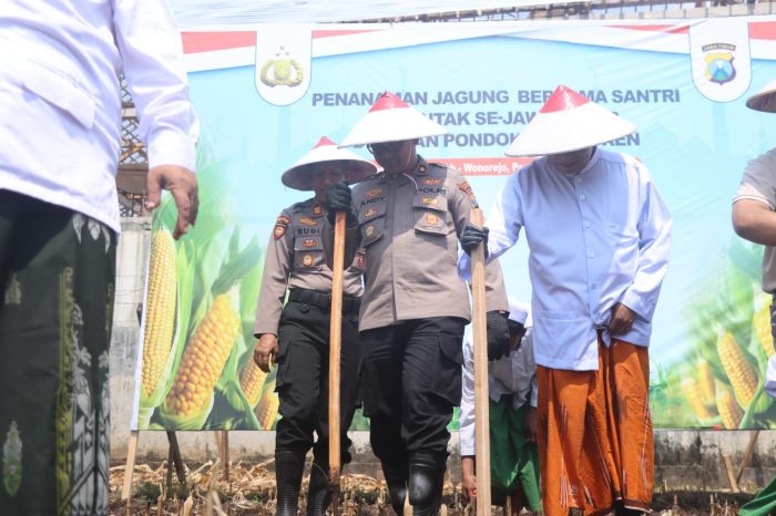 Dukung Swasembada Pangan, Polres Pasuruan Tanam Jagung Serentak Bersama Santri Ponpes Sabilunnajah