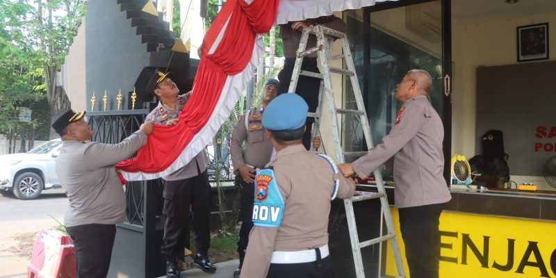 Menyemarakkan HUT ke-80 RI, Kapolres Pasuruan Pasang Umbul-Umbul, Bendera, dan Hias Kendaraan Dinas