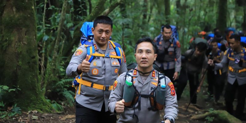 Kapolda Jabar Bersama Kapolres Purwakarta Taklukan Puncak Tertinggi Jawa Barat