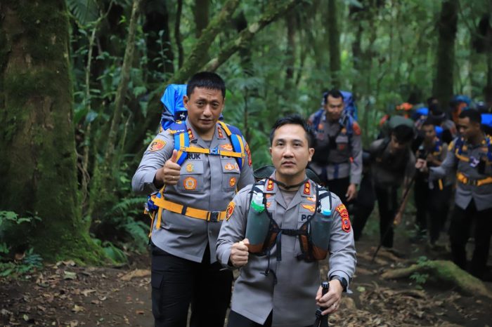 Kapolda Jabar Bersama Kapolres Purwakarta Taklukan Puncak Tertinggi Jawa Barat