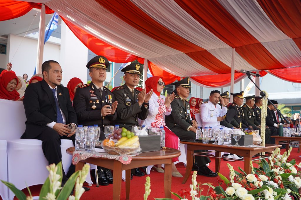 Kapolres Purwakarta AKBP I Dewa Putu Gede Anom Danujaya Hadiri Karnaval Dalam Rangka Memeriahkan HUT Ke-80 RI