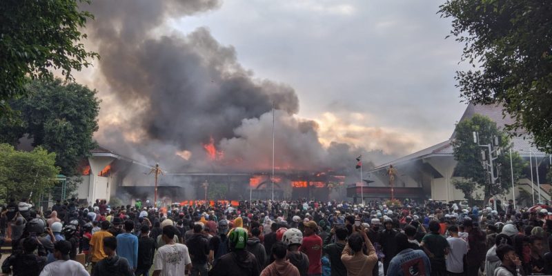 Ricuh di Pekalongan, Gedung DPRD dan Kantor Walikota Hangus Dibakar Massa