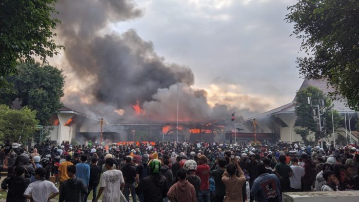 Ricuh di Pekalongan, Gedung DPRD dan Kantor Walikota Hangus Dibakar Massa