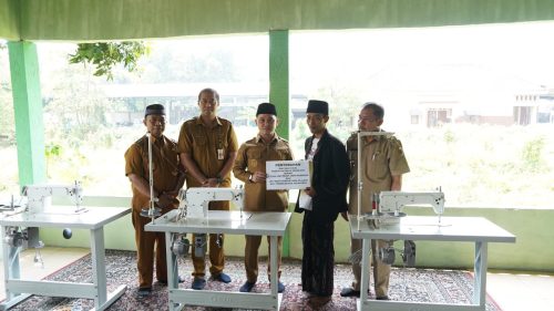 Bupati Mojokerto Serahkan Mesin Jahit untuk Eks Napza di LKS Baitu Husodo