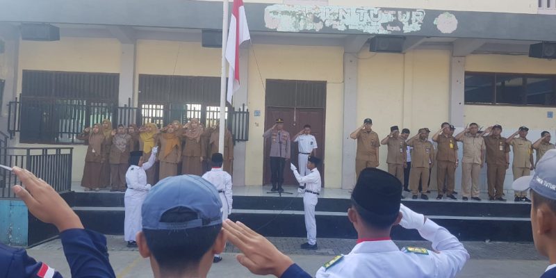 Kapolsek Nongkojajar Pimpin Upacara Bendera di SMKN Tutur, Sampaikan Amanat Kapolres Pasuruan