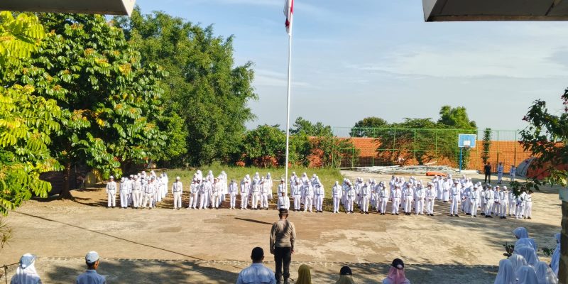 Jadi Pembina Upacara di SMAN 1 Lumbang, Kapolsek Ajak Siswa Bijak Bermedsos