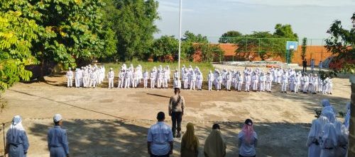 Jadi Pembina Upacara di SMAN 1 Lumbang, Kapolsek Ajak Siswa Bijak Bermedsos