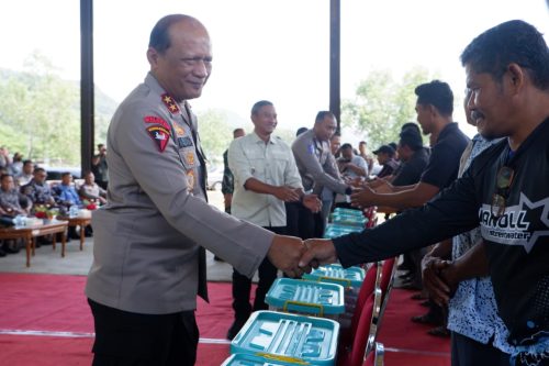 Kapolda Jatim Serahkan Bantuan Sembako untuk Nelayan Pacitan
