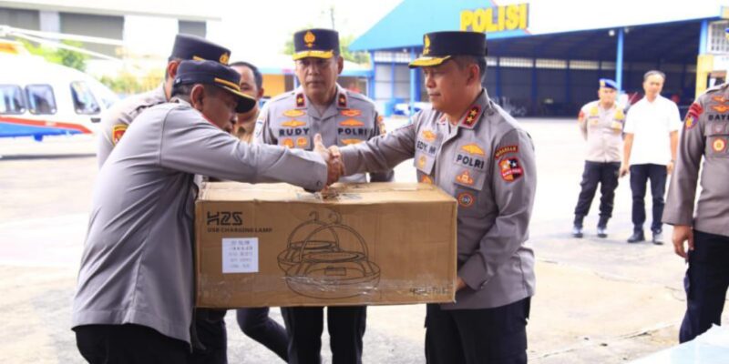 Polri Berangkatkan Bantuan Kemanusiaan ke NTT Untuk Bantu Korban Banjir dan Longsor