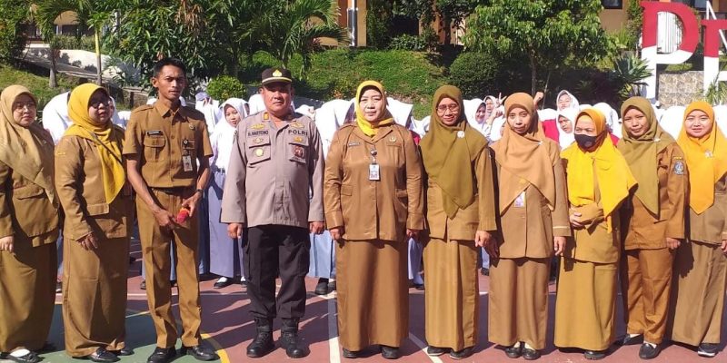 Kapolsek Prigen Jadi Komandan Upacara di SMKN 1 Prigen, Ajak Siswa Cegah Kenakalan Remaja dan Jauhi Narkoba