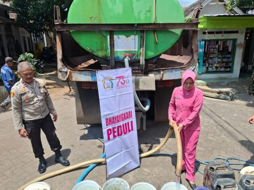 Polsek Lumbang Salurkan 8.000 Liter Air Bersih untuk Warga Jatisari