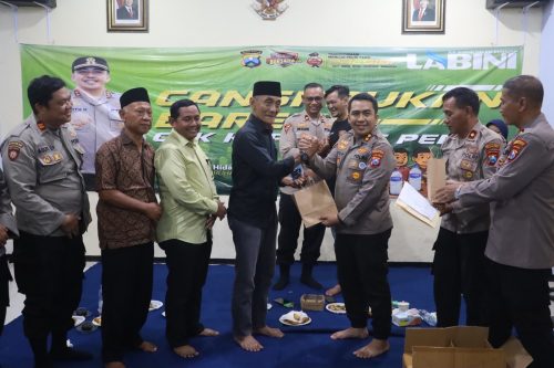 Kapolres Pelabuhan Tanjung Perak Bagikan Kunci Ganda ke Warga Morokrembangan