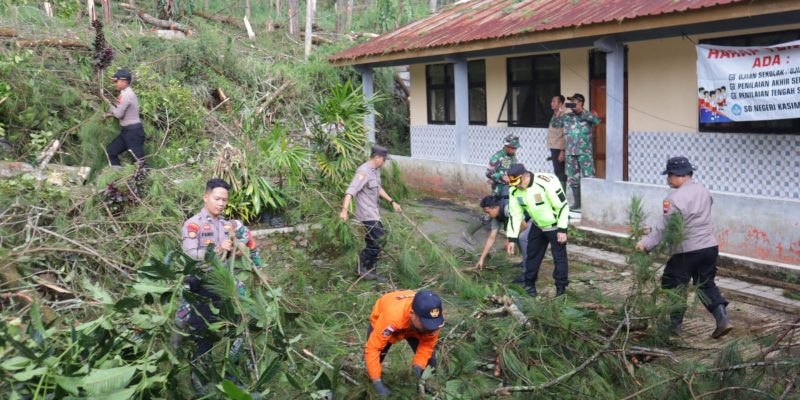 Kapolres Pekalongan Turun Tangan, Pimpin Langsung Evakuasi dan Pembersihan Pasca Bencana di Petungkriyono