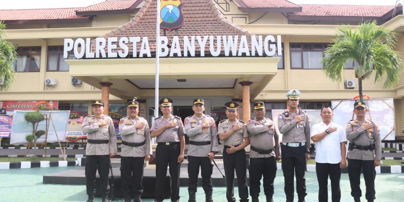 Kapolresta Banyuwangi Anugerahkan Kenaikan Pangkat Pengabdian