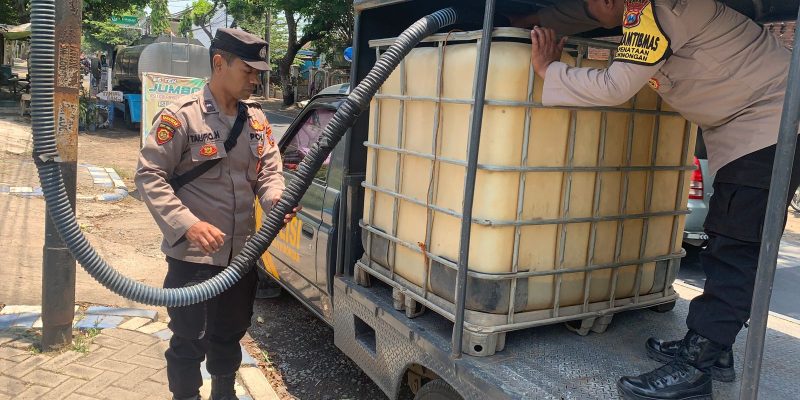 Polsek Winongan Salurkan 2.000 Liter Air Bersih ke Warga Sumberjo
