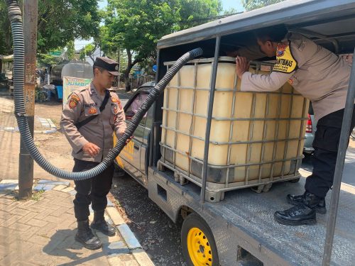 Polsek Winongan Salurkan 2.000 Liter Air Bersih ke Warga Sumberjo