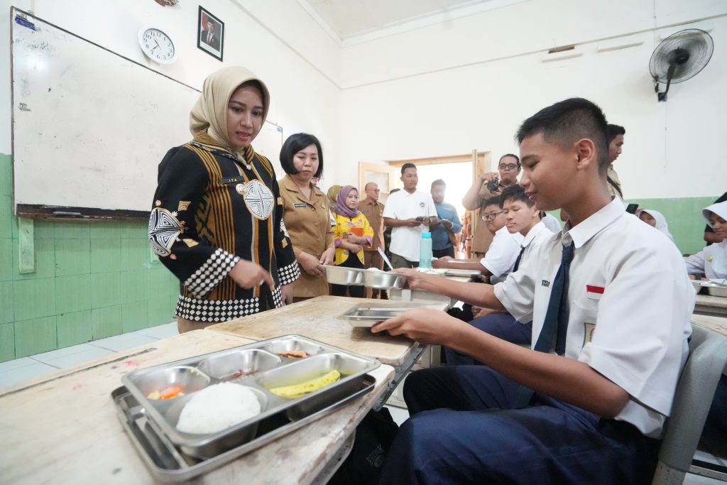 Pastikan Menu Fresh, Sehat, dan Tepat Waktu: Wali Kota Mojokerto Pantau Distribusi MBG di Sekolah