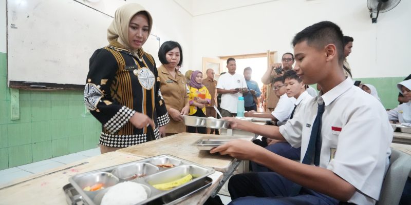 Pastikan Menu Fresh, Sehat, dan Tepat Waktu: Wali Kota Mojokerto Pantau Distribusi MBG di Sekolah