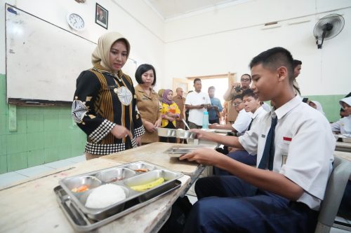 Pastikan Menu Fresh, Sehat, dan Tepat Waktu: Wali Kota Mojokerto Pantau Distribusi MBG di Sekolah