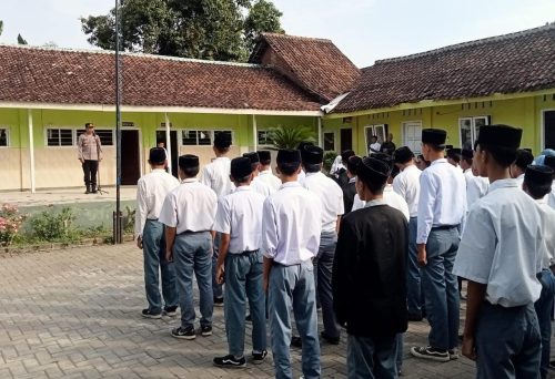 Kapolsek Wonorejo Jadi Pembina Upacara di Yayasan Hidayatul Mubtadiin, Ingatkan Bahaya Kenakalan Remaja