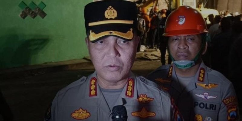 Polda Jatim Bantu Evakuasi Korban Runtuhnya Bangunan Pesantren di Sidoarjo