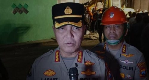 Polda Jatim Bantu Evakuasi Korban Runtuhnya Bangunan Pesantren di Sidoarjo