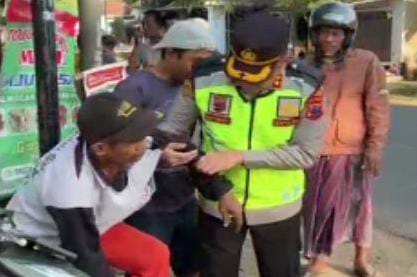 Kapolres Pekalongan Sigap Bantu Korban Kecelakaan di Bojong