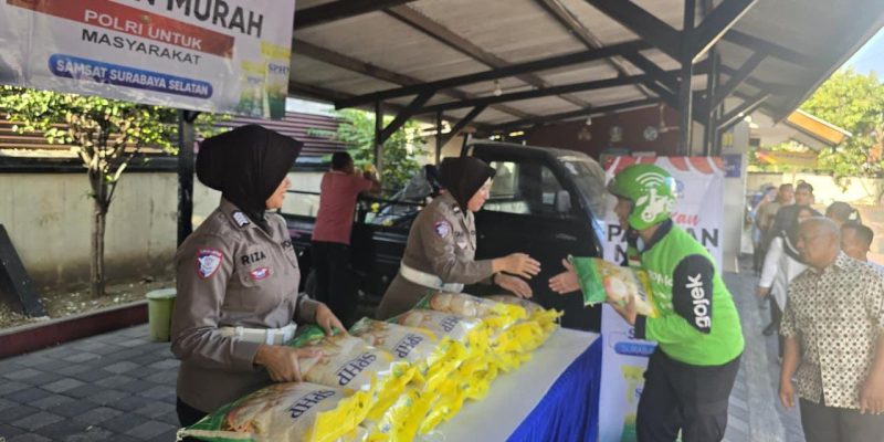 Ratusan Warga Serbu Samsat Surabaya Selatan untuk Beras Murah Rp 55 Ribu per Sak