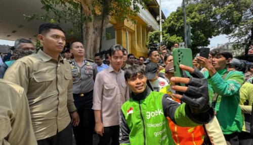 Wapres Gibran Sapa Warga dan Ojol di Stasiun Gondangdia