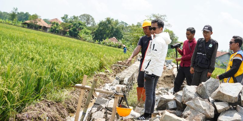 Bupati Purwakarta Om Zein Tinjau Perbaikan Jalan, Tegaskan Pentingnya Drainase
