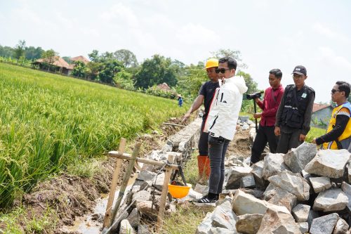 Bupati Purwakarta Om Zein Tinjau Perbaikan Jalan, Tegaskan Pentingnya Drainase