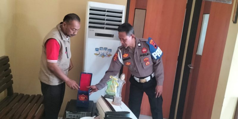 Warga Serahkan Barang Hasil Penjarahan Saat Demo DPRD Pekalongan ke Polsek Bojong
