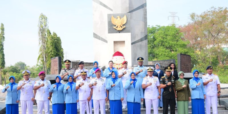 Jelang HUT TNl AL ke-80, Komandan Puspenerbal Ziarah Rombongan di TMP 10 November Surabaya