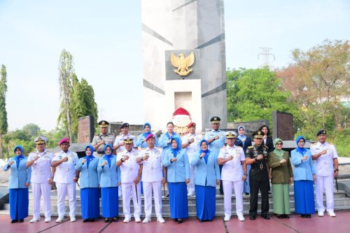 Jelang HUT TNl AL ke-80, Komandan Puspenerbal Ziarah Rombongan di TMP 10 November Surabaya