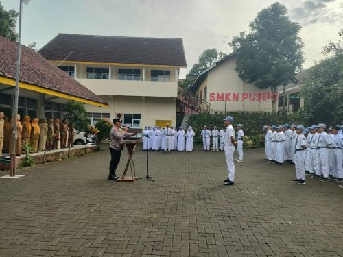 Kapolsek Puspo Edukasi Kamtibmas di SMKN Puspo, Ingatkan Pelajar Bijak Bermedsos