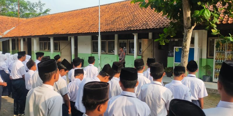 Apel Pagi di SMP Islam Pegandon, Kapolsek Karangdadap Tekankan Pentingnya Demokrasi yang Bertanggung Jawab