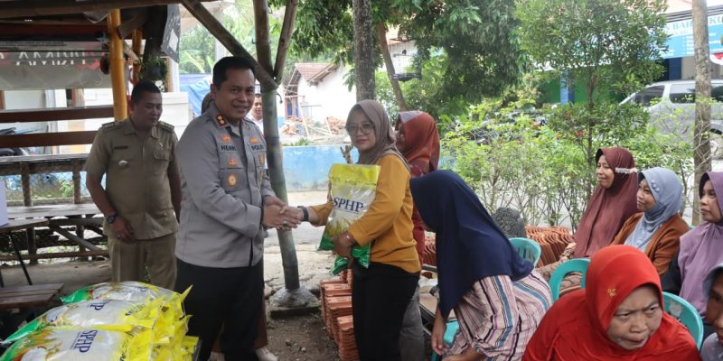 Polres Nganjuk Bersinergi dengan Forkopimcam dan Kades se-Kecamatan Berbek Salurkan Bantuan Sosial