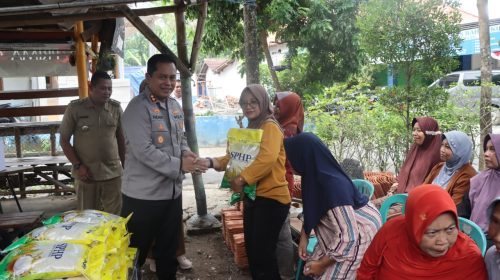 Polres Nganjuk Bersinergi dengan Forkopimcam dan Kades se-Kecamatan Berbek Salurkan Bantuan Sosial