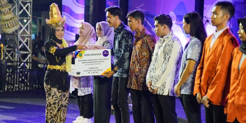 Festival Pemuda 2025, Ning Ita Berikan Beasiswa Ratusan Pemuda Berprestasi dan Bonus Atlet Berprestasi