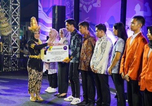 Festival Pemuda 2025, Ning Ita Berikan Beasiswa Ratusan Pemuda Berprestasi dan Bonus Atlet Berprestasi