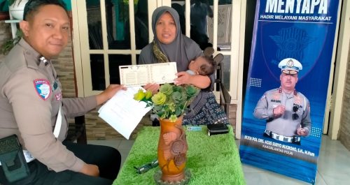 Polantas Menyapa: BPKB Polres Bangkalan Antar Dokumen ke Pemilik yang Lupa Mengambil