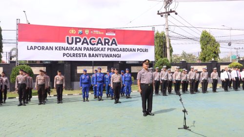Kapolresta Banyuwangi Anugerahkan Kenaikan Pangkat Pengabdian