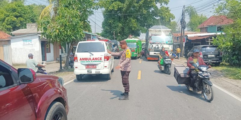 Antisipasi Kepadatan, Polsek Tanah Merah Polres Bangkalan Sigap Atur Lalu Lintas Akibat Dump Truk Mogok di Jalan Raya Petrah
