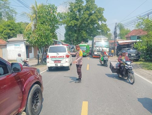 Antisipasi Kepadatan, Polsek Tanah Merah Polres Bangkalan Sigap Atur Lalu Lintas Akibat Dump Truk Mogok di Jalan Raya Petrah