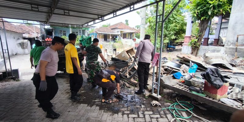 Polsek Rembang Gelar Baksos Peduli Pasca Kebakaran di Desa Pandean