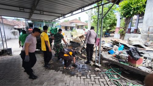 Polsek Rembang Gelar Baksos Peduli Pasca Kebakaran di Desa Pandean