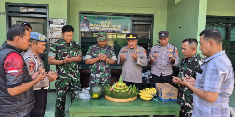 Wujudkan Solidaritas Polsek Prigen Sambangi Koramil dan Serahkan Tumpeng HUT TNI ke 80