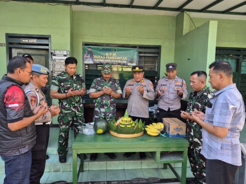 Wujudkan Solidaritas Polsek Prigen Sambangi Koramil dan Serahkan Tumpeng HUT TNI ke 80