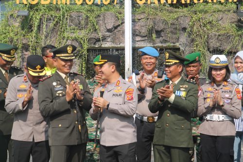 Momentum HUT TNI ke-80 Jajaran Personel Dan Kapolres Purwakarta Sinergi Berikan Ucapan Dan Silaturahmi Bersama TNI