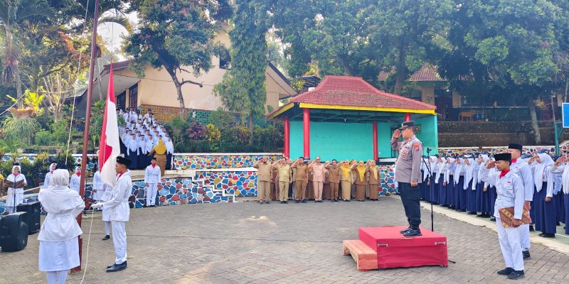 Kapolsek Purwodadi Jadi Pembina Upacara di SMPN 1 Purwodadi, Seru Pelajar Jauhi Narkoba